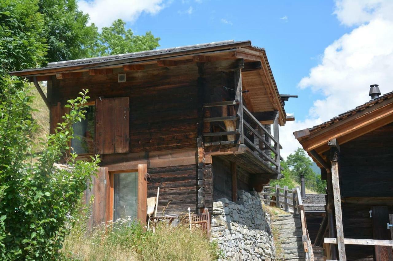 Denkmalgeschuetzter Spycher Total Renoviert Goms Exterior foto
